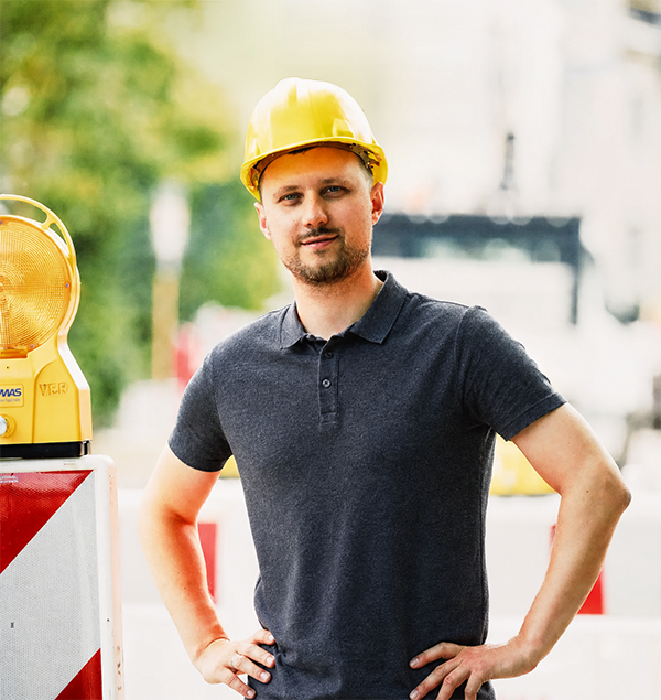 Marcel Maly (SOLCOM) auf der Baustelle