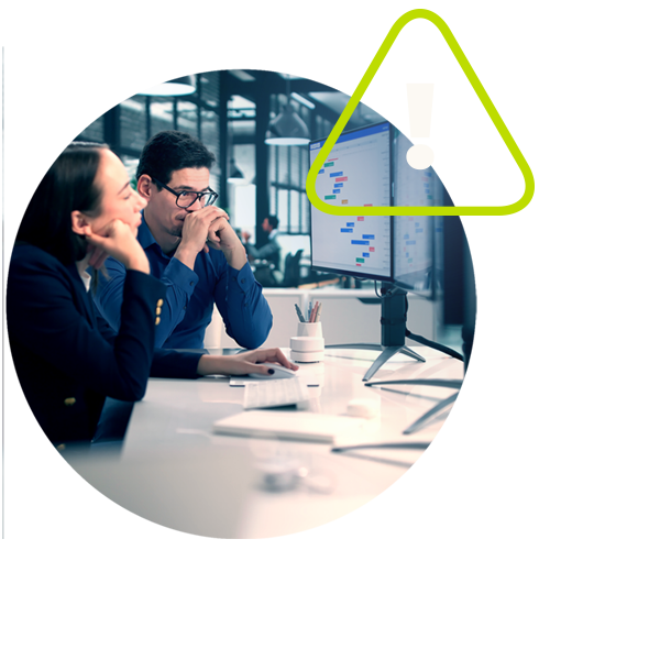 Gestresste IT-Projektleiter sitzen vor Gantt-Diagramm